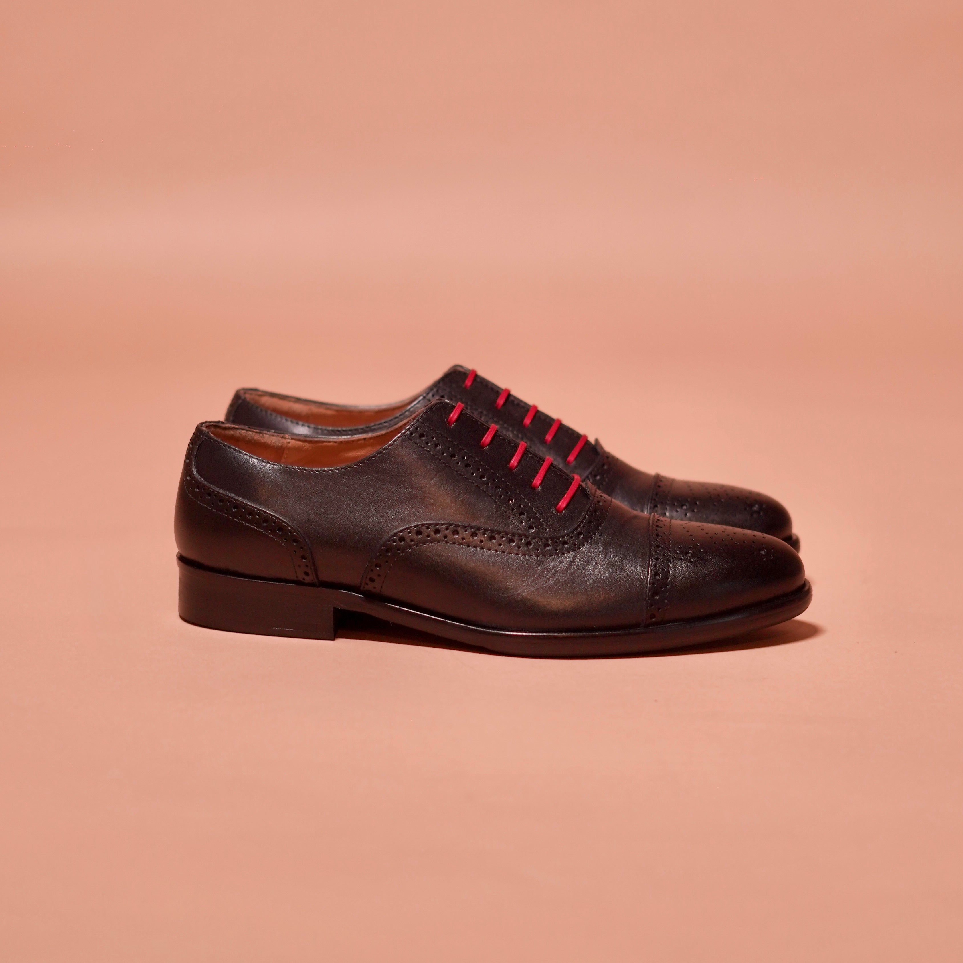 Assasino Rosso | Black cap-toe oxford brogue with bold red laces